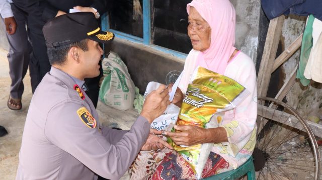 Kapolres Sumenep Santuni Anak Yatim dan Lansia di Desa Meddelan