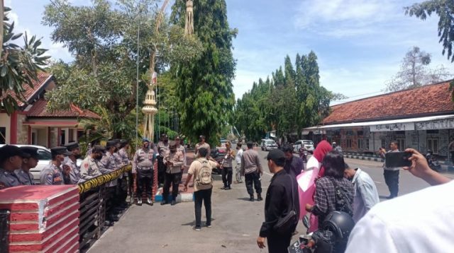 Desak Review RTRW, FKMS Demo Bappeda dan Dinas PUTR Sumenep