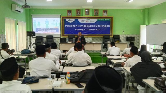 Suasana pelatihan pembelajaran deferensiasi di MI Al Karimiyyah