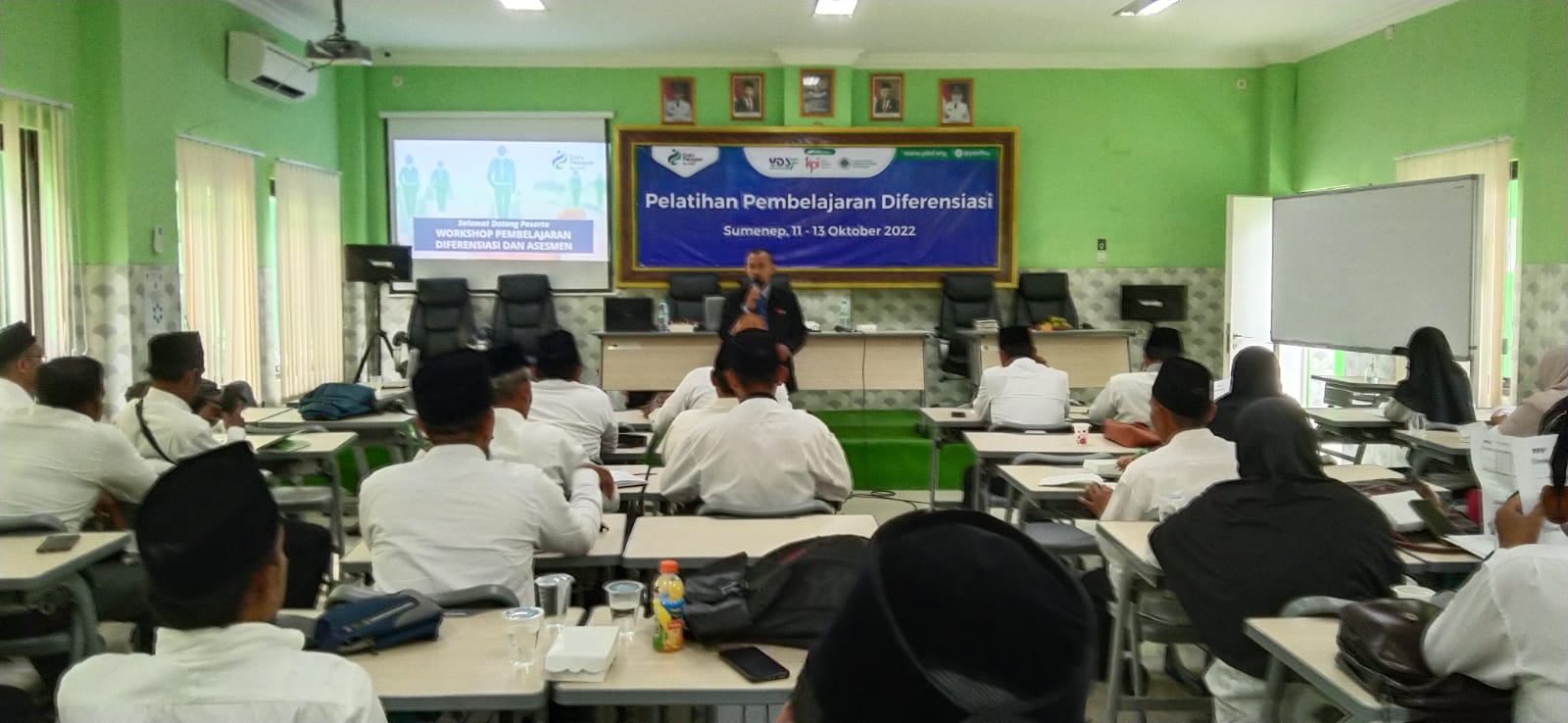 Suasana pelatihan pembelajaran deferensiasi di MI Al Karimiyyah