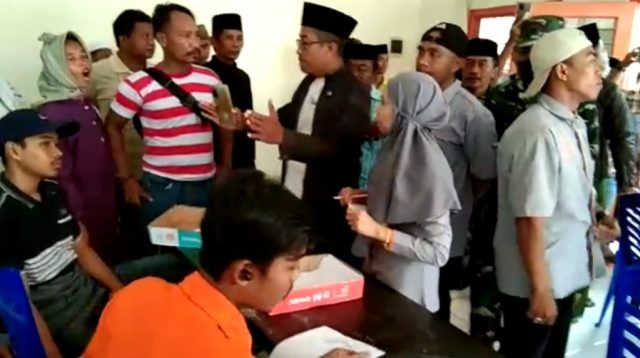 Tak Terima Undangan Pencairan Bansos, Warga Desa Jaddung Gruduk Kantor Pos