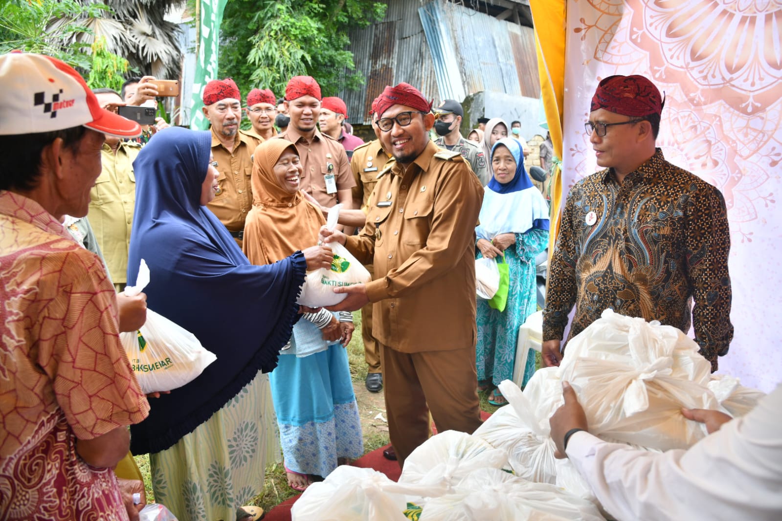 Stand Pasar Murah Bank BPRS Bhakti Sumekar Diserbu Warga
