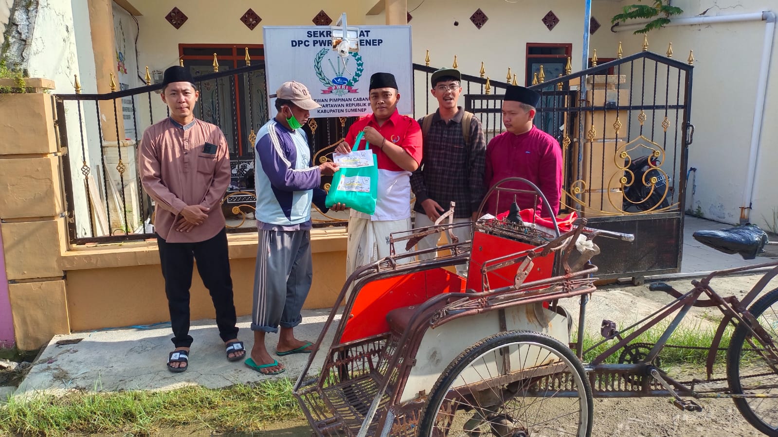 PWRI Sumenep Berbagi dengan Abang Becak