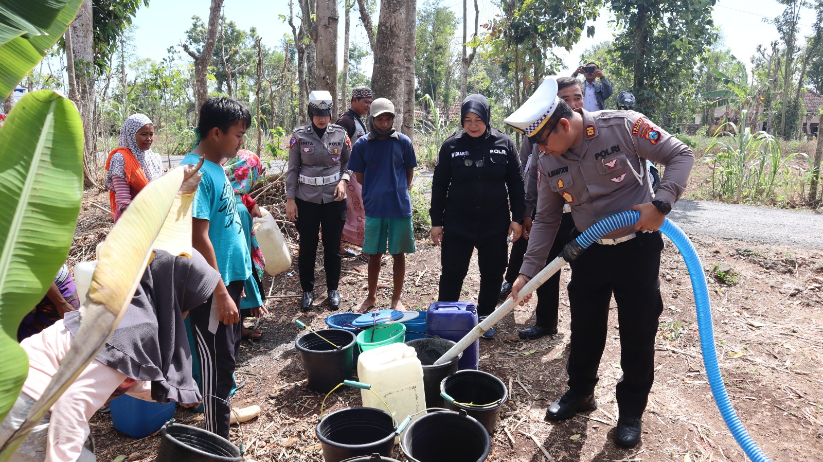 Alumni Akpol 95 Polres Sumenep Kirim 20 Tangki Air Bersih Untuk Warga Terdampak Kekeringan