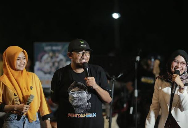 Peduli PKL Bangkal, Bupati Achmad Fauzi Wongsojudo Hadirkan Hiburan Musik dan Seni Budaya