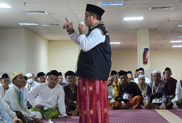 Sebelum Berangkat ke Arofah, Jamaah Haji Kloter Sub 96 Sumenep Dapat Pengarahan dari Petugas Haji