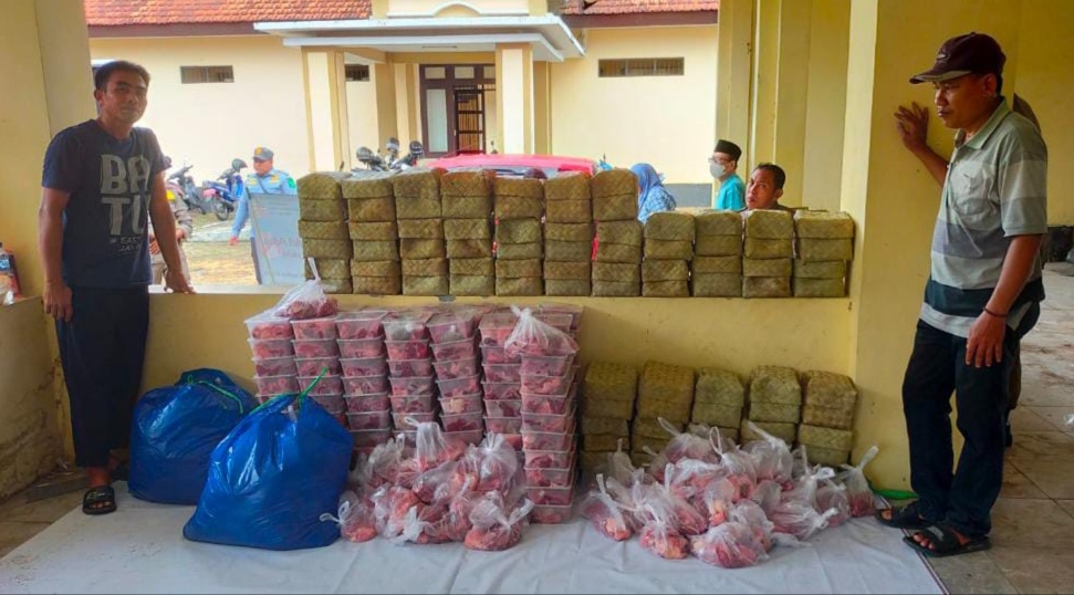 Abaikan SE Bupati, Dinsos P3A Sumenep Bungkus Daging Kurban Menggunakan Plastik