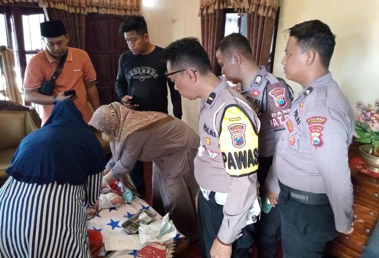 Penemuan Bayi dalam Kresek Gegerkan Warga Pabian