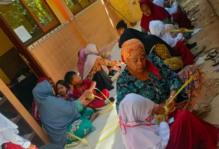 Angkat Kearifan Lokal, MPLS SDN Romben Rana Ajarkan Siswa Cara Membuat Ketupat