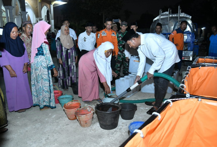 Bupati Fauzi Turun Langsung Distribusikan Bantuan Tandon dan Jerigen pada Masyarakat Tertimpa Kekeringan