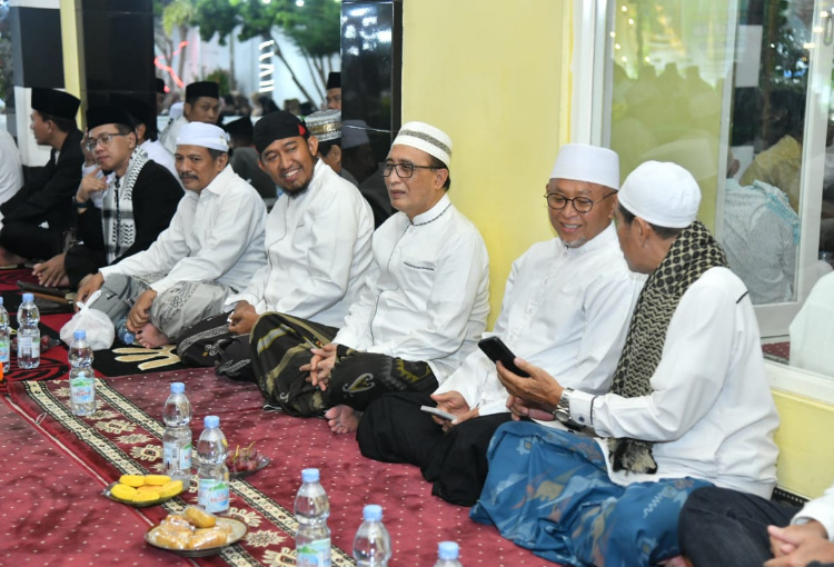 Bupati Achmad Fauzi dan KH Busyro Karim Kompak Hadiri Peringatan Maulid Nabi di Masjid Al-Alim Wasesa