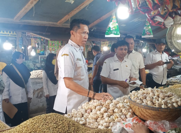 Pastikan Bahan Pokok Aman Saat Nataru, TPID Sumenep Monitoring ke Pasar Tradisional