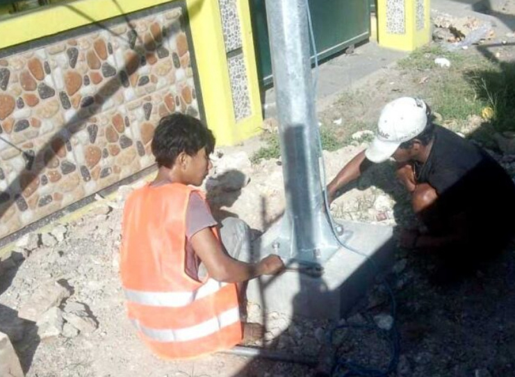 Disperkimhub Sumenep Pasang PJU di Jalan Sumenep - Kalianget