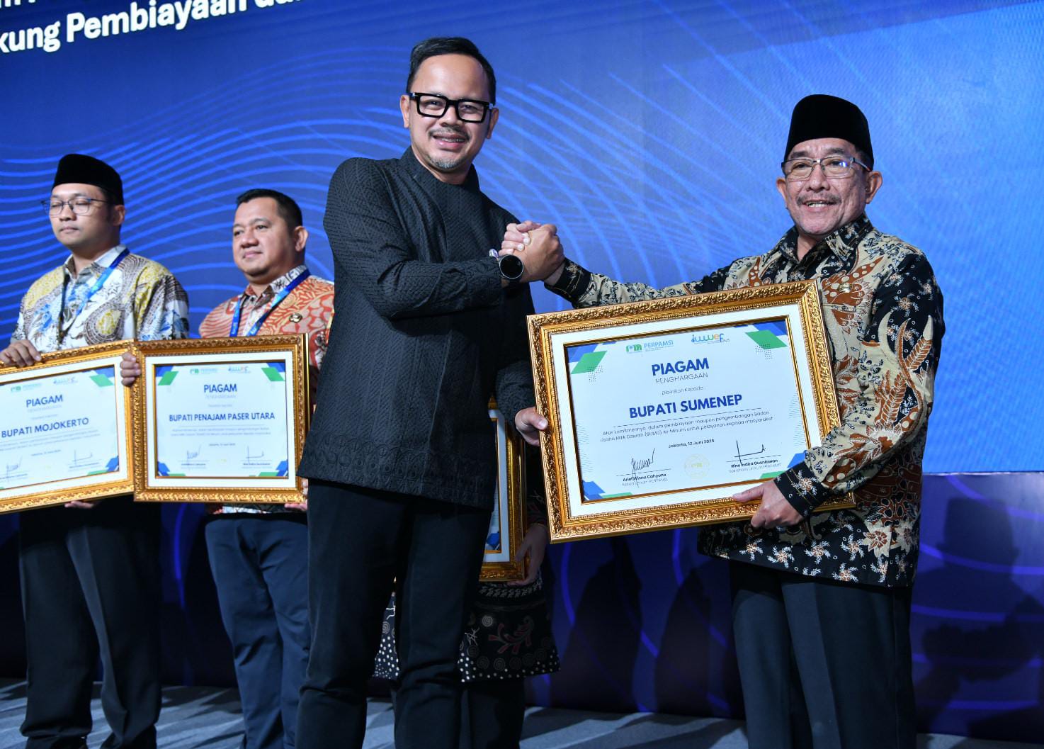 Komitmen Kembangkan Layanan Air Bersih, Bupati Sumenep Terima Penghargaan dari Perpamsi