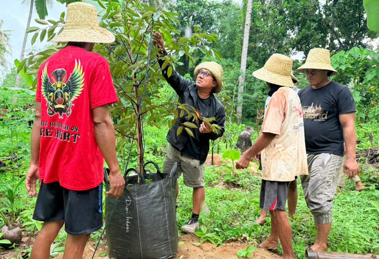 Darul Hasyim Fath Tanam 250 Pohon Durian di Masalembu, Dorong Ekonomi dan Ketahanan Pangan