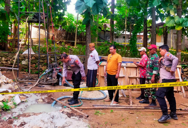 Sumur Bor di Pragaan Sumenep Diduga Keluarkan Gas Berbahaya, Polisi Sterilkan Lokasi