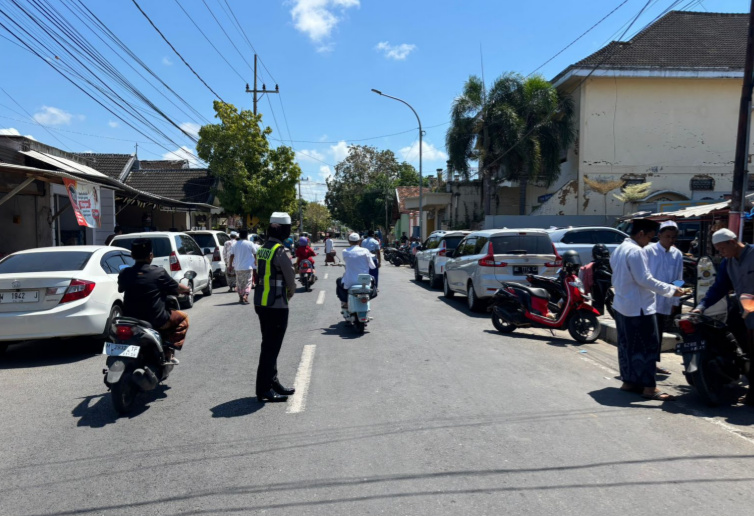 Polwan Sumenep Siaga di Bawah Terik, Amankan Sholat Jumat dan Atur Lalu Lintas