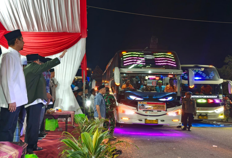 Lepas Ribuan Jemaah Haji, Wabup Sumenep Tekankan Pentingnya Niat dan Kebersamaan
