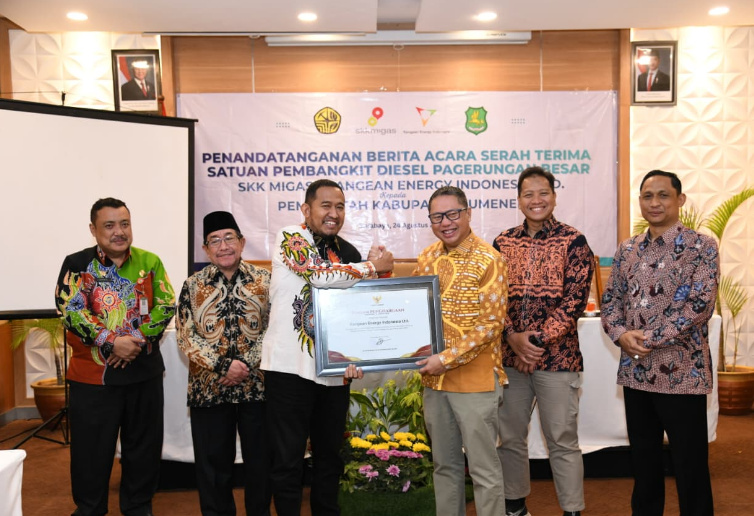 Tiga Tahun Dampingi Guru Non-ASN di Kepulauan, KEI Raih Penghargaan dari Bupati Sumenep